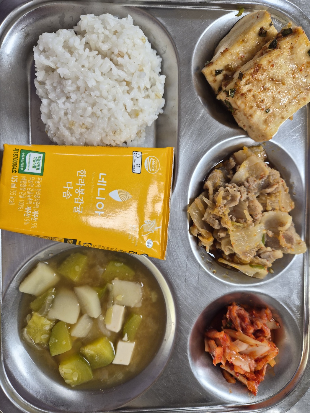 찰보리밥 
된장찌개. (5.6)
두부조림. (5.6)
돈육묵은지참기름볶음 (5.6.9.10)
배추김치 (9)
착즙주스(감귤). (13)